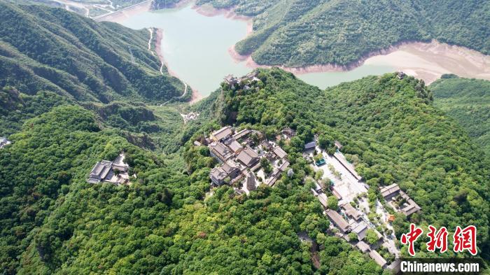 5月，航拍视角下的崆峒山。　高展 摄