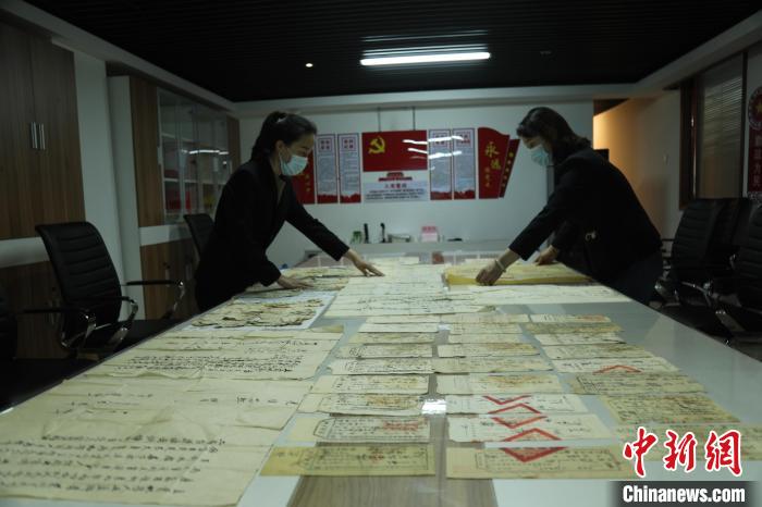 图为涿州市博物馆工作人员在整理入藏的地契、税票等文物。　邢占山 　摄