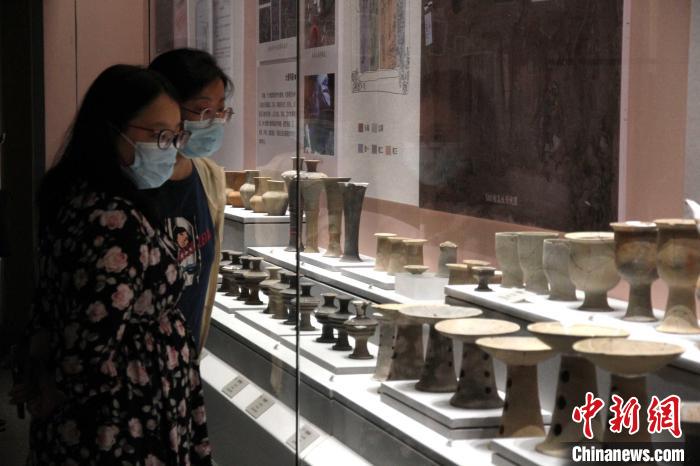 6月10日，山东博物馆内，市民在观看展示文物。　孙婷婷 摄